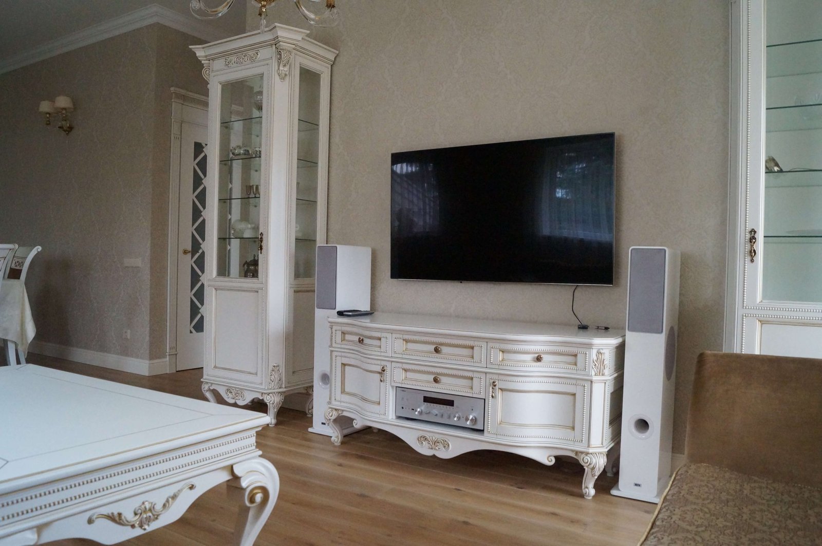 Svetainės baldai pagaminti iš juodalksnio masyvo, dažyti, sendinti aukso patina.