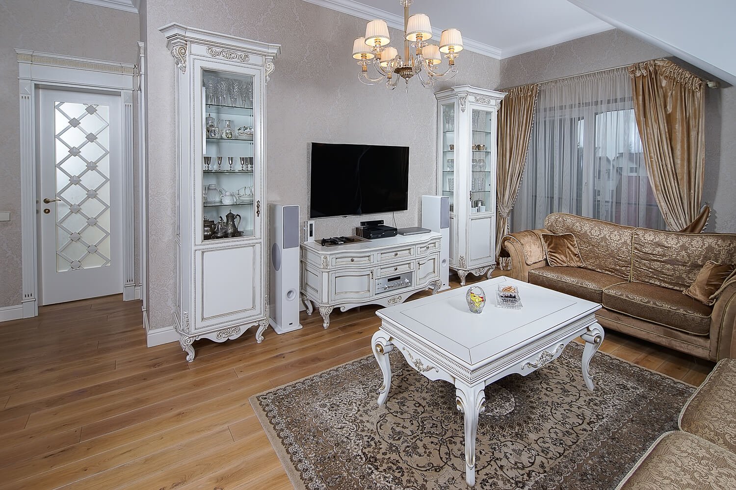 Svetainės baldai pagaminti iš juodalksnio masyvo, dažyti, sendinti aukso patina.